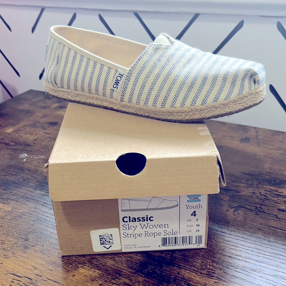 Barely worn TOMS